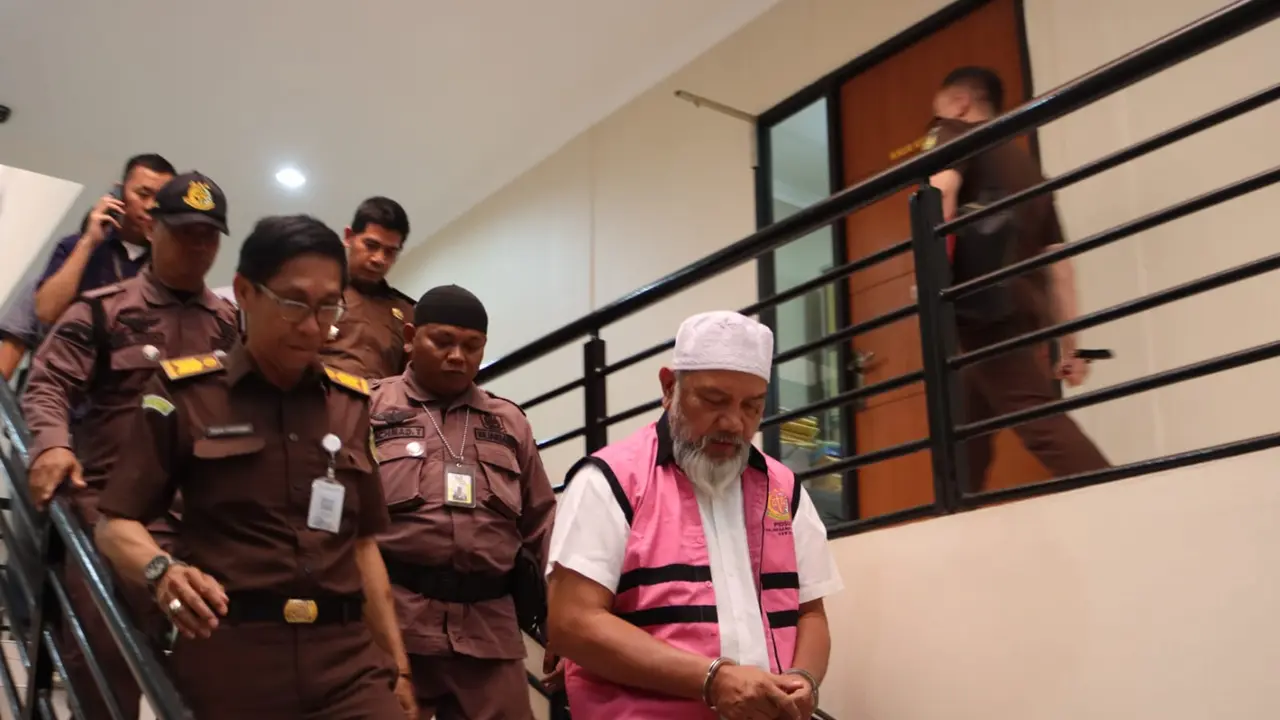 Kejaksaan Negeri Kota Depok menangkap S, tersangka tindak pidana korupsi anggaran Pilkada Kota Depok 2015. (Dicky Agung Prihanto/Liputan6.com)