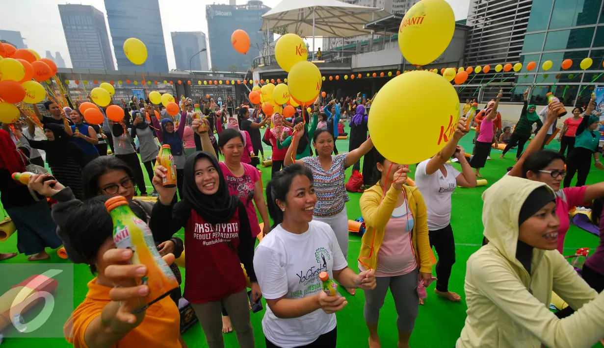 Sejumlah peserta terlihat antusias mengikuti Yoga in the Air di rooftop Plaza Semanggi, Jakarta, Sabtu (30/4). Kegiatan ini dilakukan sebagai bentuk kampanye "Stay fresh and healthy with Kiranti".(Liputan6.com/Johan Tallo)