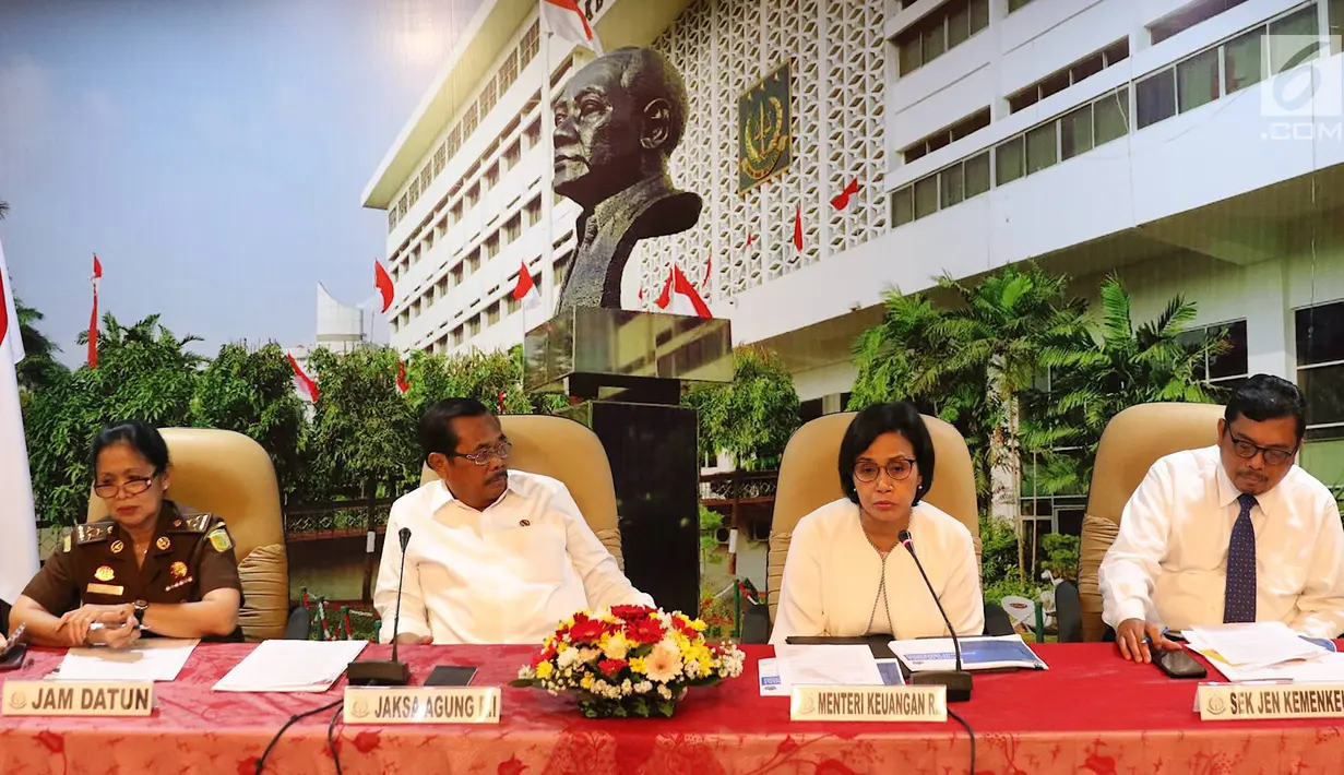 Jaksa Agung M. Prasetyo bersama Menteri Keuangan Sri Mulyani Indrawati menggelar konferensi pers di Jakarta, Senin (1/4). JPN yang mewakili Pemerintah Indonesia berhasil menyelamatkan uang negara sebanyak USD 469 juta atau kurang lebih Rp6,68 triliun. (Liputan6.com/Immanuel Antonius)
