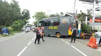 Dua kelompok massa bentrok di depan Polsek Cisarua, Bogor (Liputan6.com/ Achmad Sudarno)