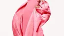 Masih dengan busana dari Maison Valetino, Lady Gaga mengenakan satin dress berwarna merah muda dengan detail cape dan penutup kepala berwarna senada.