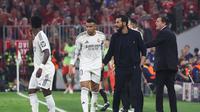 Pelatih Real Madrid, Alvaro Arbeloa (ke-2 kanan), dan Kylian Mbappe (ke-2 kiri) terlihat di pinggir lapangan selama pertandingan leg kedua perempat final Liga Champions 2025/2026 antara Bayern Munich dan Real Madrid di Munich, Jerman selatan, pada 15 April 2026. (AFP/Karl-Josef HILDENBRAND)