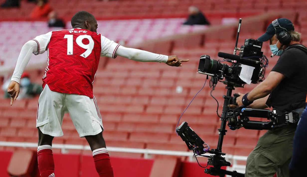Penyerang Arsenal, Nicolas Pepe, melakukan selebrasi usai mencetak gol ke gawang West Bromwich Albion pada laga Liga Inggris di Stadion Emirates, Senin (10/5/2021). Arsenal menang dengan skor 3-1. (AP/Frank Augstein, Pool)