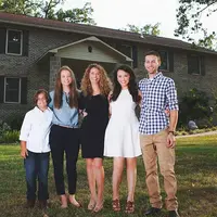 Bangun rumah besar, ibu dan 4 anaknya tak meminta bantuan tukang. Kok bisa, ya? | Sumber Foto: bellinghamherald.com