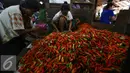 Pedagang merapihkan cabai di Pasar Induk Senen, Jakarta, Kamis (11/6/2015). Mendag, Rachmat Gobel memastikan akan membuka keran impor untuk cabe merah dan bawang merah. Hal ini dilakukan untuk memenuhi kebutuhan jelang ramadan. (Liputan6.com/Johan Tallo)