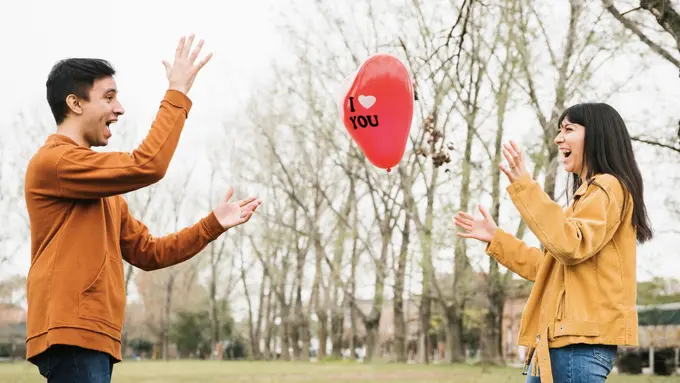 Orang pemalu biasanya merasa canggung dalam situasi yang terlalu ramai atau penuh tekanan.