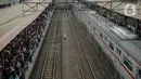 Calon penumpang menunggu keberangkatan KRL Commuter Line Bogor-Jakarta di Stasiun Tanah Abang, Jakarta, Minggu (29/12/2019). PT KCI menambah jam operasional KRL hingga pukul 03.00 WIB pada 1 Januari 2020. (Liputan6.com/Faizal Fanani)