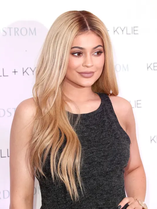Kylie Jenner tak ada hentinya menjadi buah bibir publik. Bungsu dari keluarga fenomenal Kardashian-Jenner ini kerap menebar kontroversi tentang kisah cintanya dengan  Tyga. (AFP/Bintang.com)