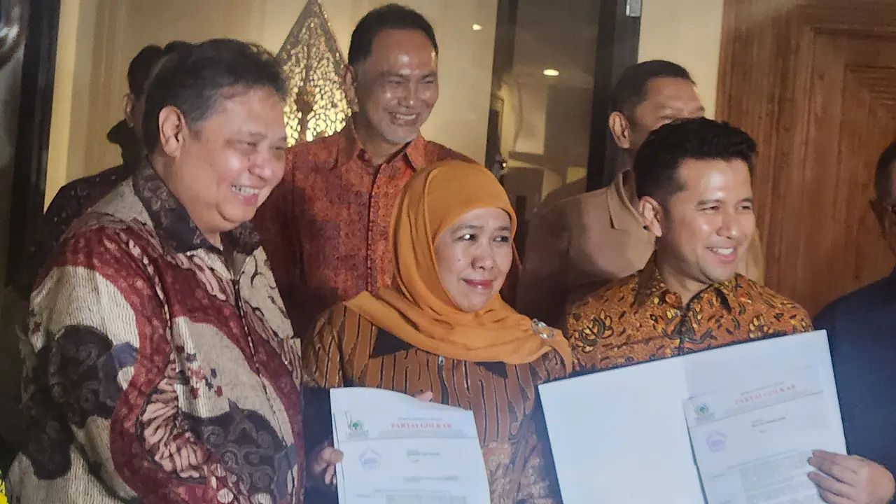 Pasangan calon (paslon) Khofifah Indar Parawansa dan Emil Dardak  resmi mendapatkan rekomendasi langsung yang diserahkan oleh Ketua Umum Partai Golkar Airlangga Hartarto di Rumah Dinasnya Jalan Widya Chandra III, Kebayoran Baru, Jakarta Selatan, Jumat (17