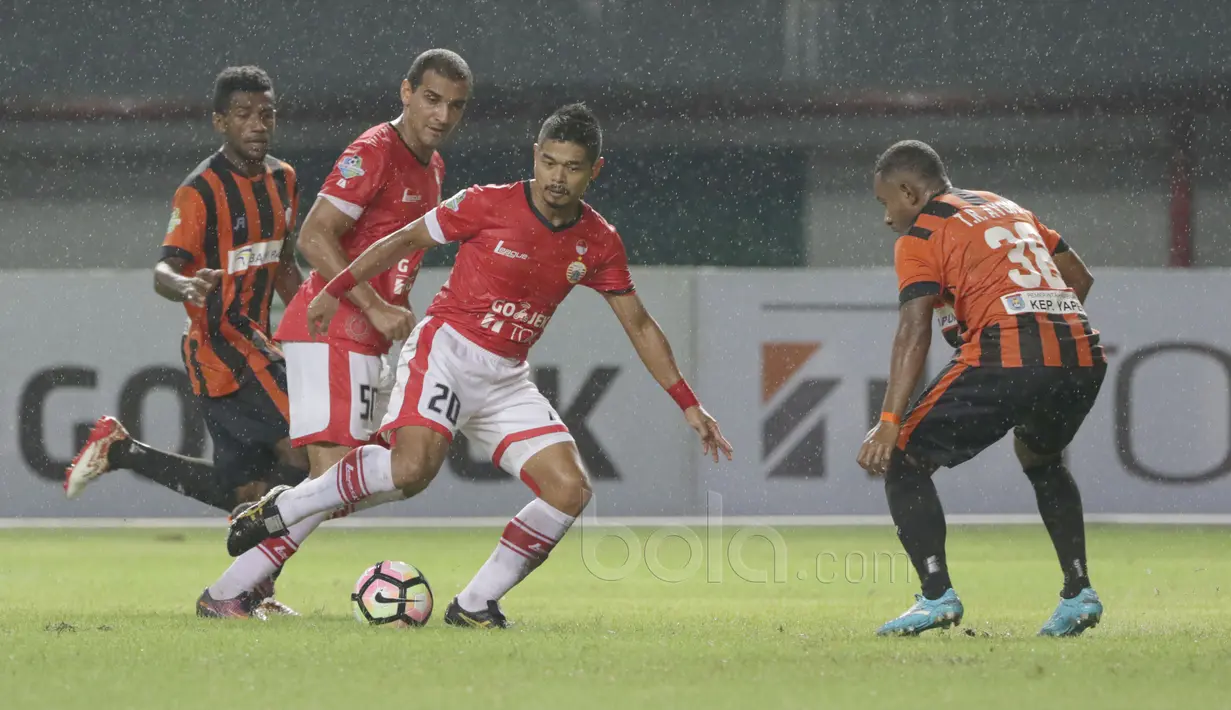 Aksi pemain Persija Jakarta, Bambang Pamungkas saat melewati adangan pemain Perseru Serui pada laga Liga 1 2017 di Stadion Patriot, Bekasi, Selasa (13/6/2017). Persija menang 3-0. (Bola.com/Nicklas Hanoatubun)
