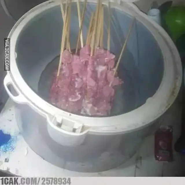 6 Momen Apes ketika Bakar Sate Daging Kurban Ini Bikin Senyum Tipis