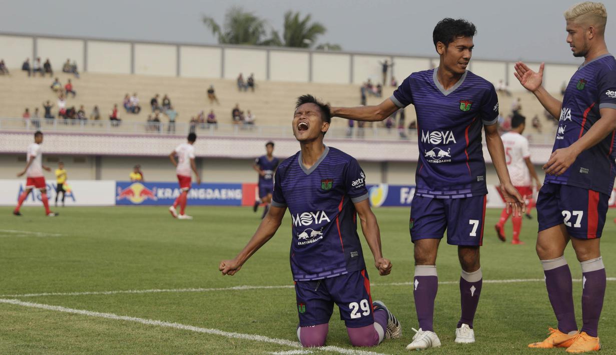 Para pemain Persita Tangerang merayakan gol yang dicetak Sirvi Arfani ke gawang Persibat Batang pada laga Liga 2 di Stadion Sport Center, Tangerang, Selasa (2/7). Persita menang 4-0 atas Persibat. (Bola.com/Vitalis Yogi Trisna)