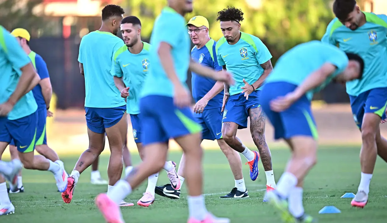 Pelatih Brasil, Dorival Junior (tengah) mengawasi para pemainnya dalam sesi latihan sehari sebelum pertandingan perempat final Copa America 2024 melawan Uruguay di Las Vegas, Nevada, pada 5 Juli 2024. (Frederic J. BROWN/AFP)