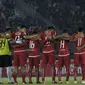 Para pemain Persija Jakarta mengheningkan cipta mengenang almarhum Zulkarnain Lubis sebelum melawan Madura United pada laga Liga 1 di SUGBK, Jakarta, Sabtu (12/5/2018). Persija kalah 0-2 dari Madura United. (Bola.com/Vitalis Yogi Trisna)