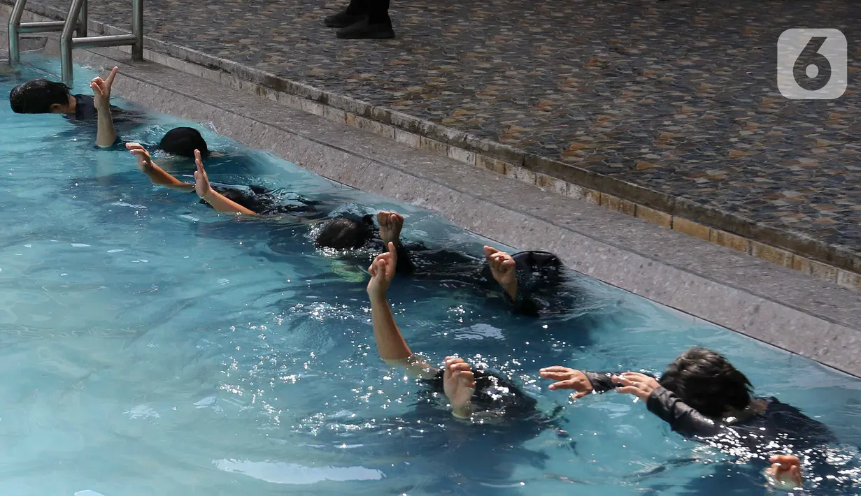 Sejumlah peserta berlatih berenang pada kegiatan Gerakan Prolanis Total (Gelato) di Gelanggang Remaja KONI, Gambir, Jakarta, Kamis (11/8/2022). Puskesmas Kecamatan Gambir mengadakan kegiatan Gelato berupa pelatihan berenang kepada peserta lansia penderita penyakit kronis untuk mencegah penyakit tersebut tambah parah. (Liputan6.com/Herman Zakharia)