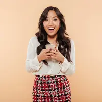 Ilustrasi Wanita Memegang Handphone Bermain HP / Freepik by drobotdean