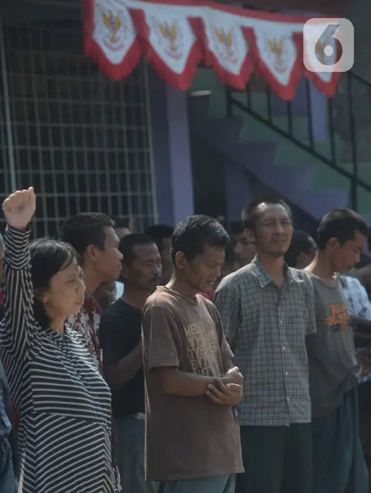 Pasien ODGJ Yayasan Al Fajar Berseri mengikuti upacara bendera dalam rangka memperingati Hari Kemerdekaan Ke-76 RI di Tambun, Bekasi,Jawa Barat  Selasa (17/8/2021). Upacara dan perlombaan tersebut dilakukan untuk memupuk rasa nasionalisme dan kebangsaan. (merdeka.com/Imam Buhori)