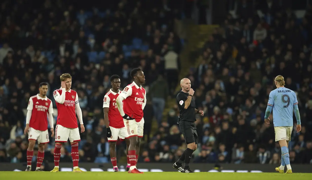 Ekspresi para pemain Arsenal usai pertandngan melawan Manchester City pada putaran keempat Piala FA di Stadion Etihad di Manchester, Inggris, Sabtu (28/1/2023). Man City menang tipis atas Arsenal dengan skor 1-0. (AP Photo/Dave Thompson)