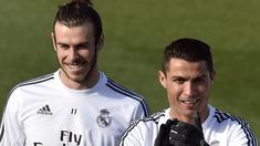 Bintang Real Madrid, Cristiano Ronaldo (kanan) terlihat santai bersama Gareth Bale pada sesi latihan persiapan melawan Getafe di Valdebebas Training Ground, Madrid, Jumat (4/12/2015).  (AFP Photo/Gerard Julien)