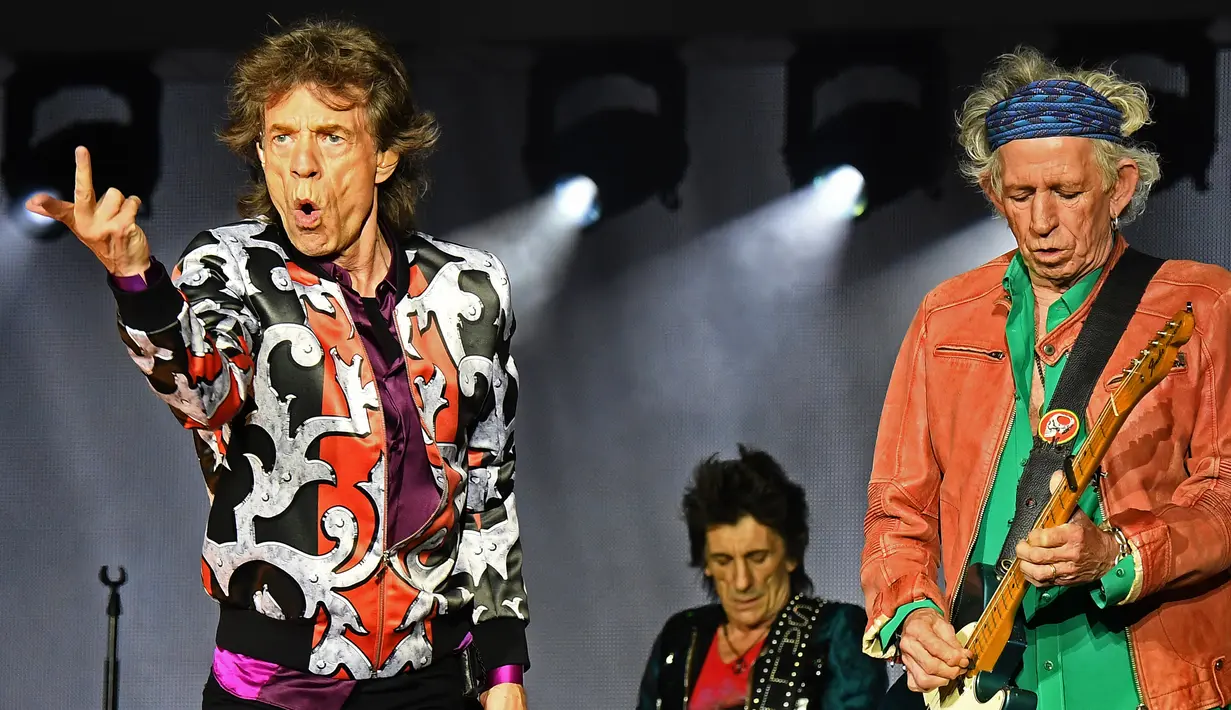 Musisi The Rolling Stones, Mick Jagger, Ronnie Wood dan Keith Richards saat tampil dalam konser bertajuk No Filter di The Velodrome Stadium, Marseille, Prancis, Selasa (26/6). (AFP PHOTO / Boris Horvat)