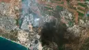 Gambar satelit yang dirilis oleh Maxar Technologies ini menunjukkan kebakaran di sebuah ladang tangki minyak di Ashkelon, Israel, Rabu (12/5/2021). Israel memanggil 9.000 pasukan cadangan menyusul kemungkinan invasi darat ke wilayah Gaza. (Maxar Technologies via AP)