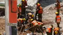 Petugas penyelamat mencari korban dengan menggali reruntuhan ambruknya gedung parkir yang sedang dibangun di Tel Aviv, Israel, Senin (5/9). Sebanyak 15 orang terjebak dalam reruntuhan tersebut. (REUTERS/Nir Elias)