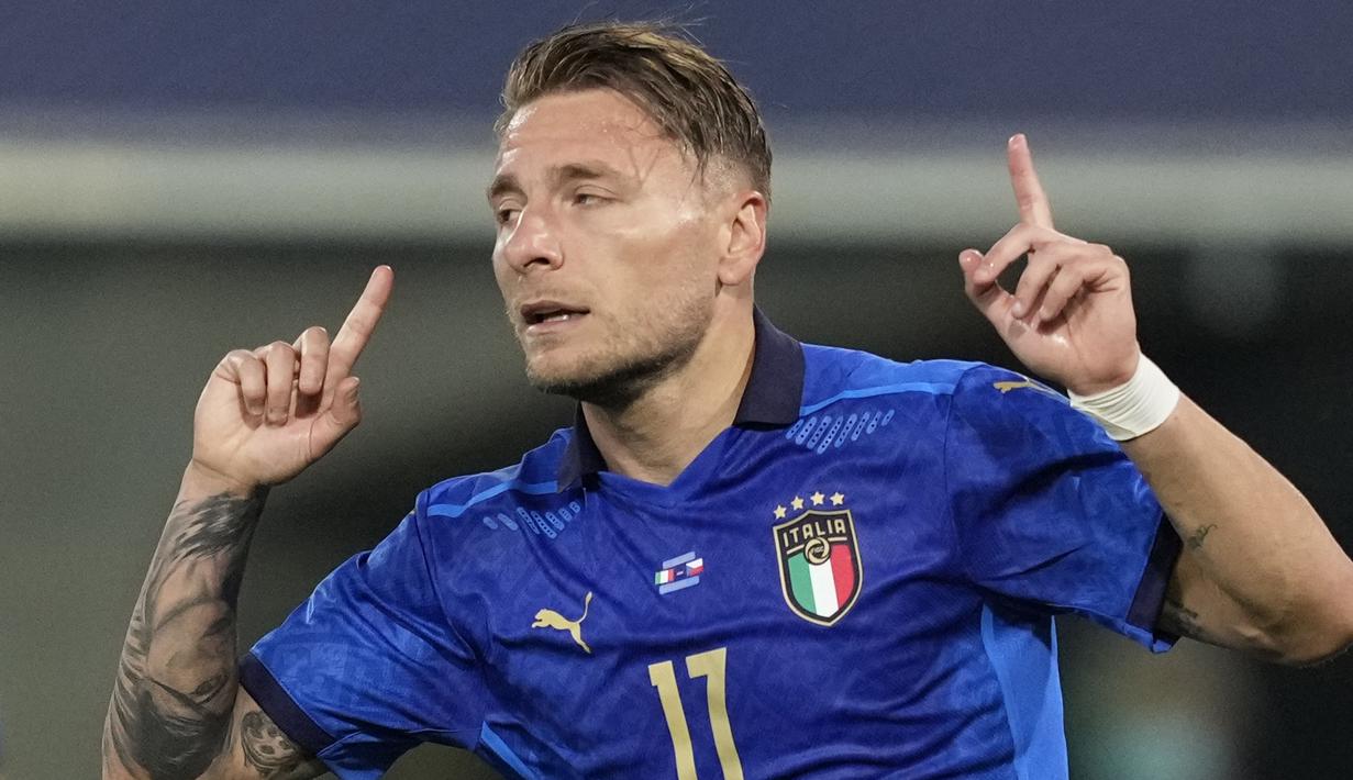 Ciro Immobile - Striker Lazio ini adalah peraih tiga kali gelar top skor Serie A dan Sepatu Emas Eropa musim 2019/2020. Kehadiran Immobile di lini depan membuat Italia kini semakin garang dan tajam. (AP/Antonio Calanni)