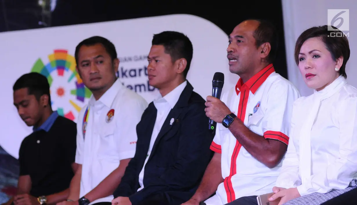 Deputi IV bidang Peningkatan Prestasi Olahraga, Mulyana (kedua kanan) memberi keterangan saat jumpa pers Official Broadcaster Asian Games 2018 di Jakarta, Kamis (8/2). Asian Games 2018 berlangsung 18 Agustus-2 September. (Liputan6.com/Helmi Fithriansyah)