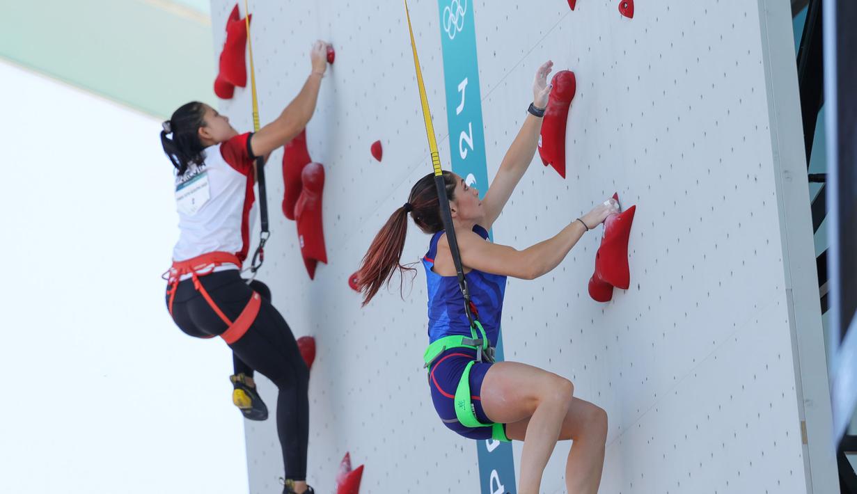 Atlet panjat tebing Indonesia, Desak Made Rita Kusuma Dewi (kiri) berlomba menghadapi wakil Amerika Serikat, Piper Kelly pada babak eliminasi cabor panjat tebing nomor speed putri Olimpiade Paris 2024 di Le Bourget, Paris, Senin (5/8/2024). (Dok. NOC Indonesia)