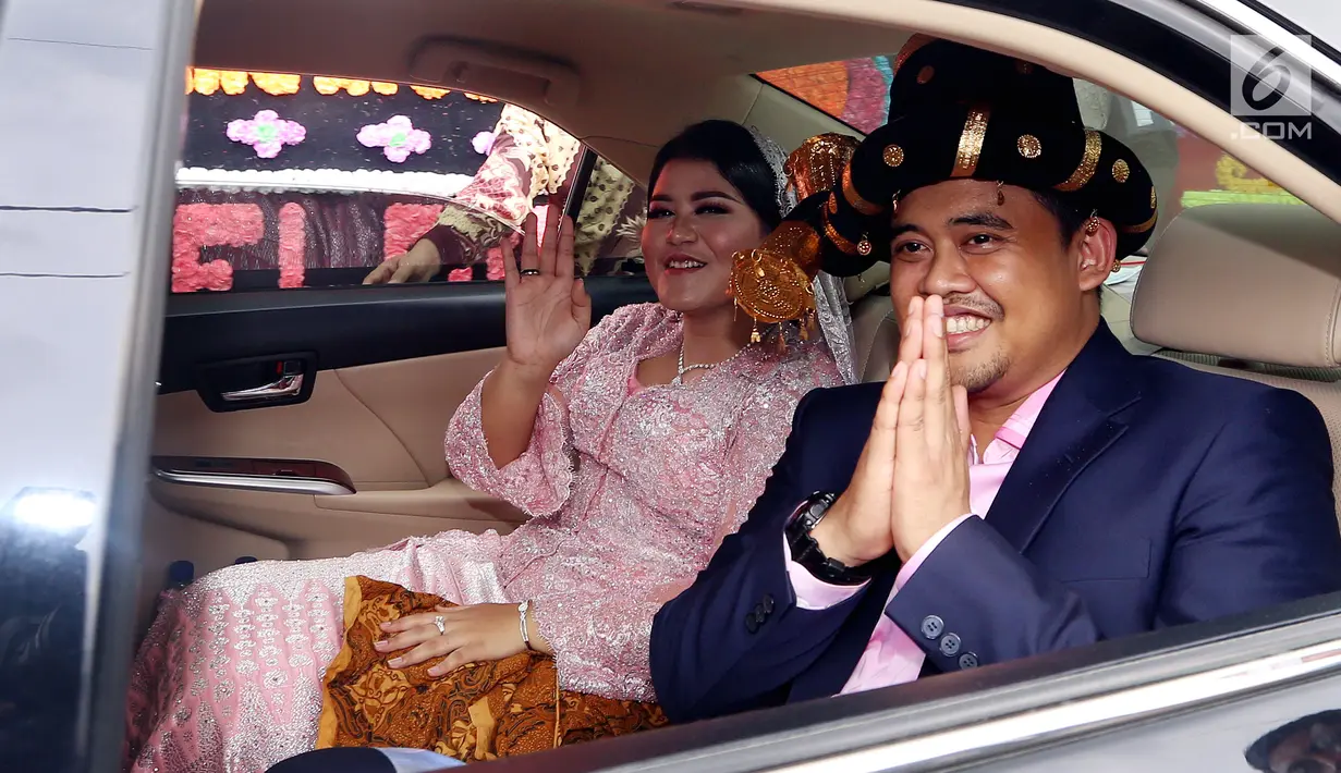 Kahiyang Ayu didampingi suaminya Bobby Nasution menaiki mobil usai mengikuti prosesi pemberian marga di rumah Pamannya Bobby Nasution di Medan, Selasa (21/11). (Liputan6.com/JohanTallo)