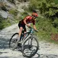 Rohit Thakur dari India bersaing dalam lomba sepeda gunung Himalaya MTB di dekat Mandi, Himachal Pradesh, India utara (4/10). Lomba ini berlangsung selama delapan tahap di kaki pegunungan Himalaya. (AFP Photo/Sajjad Hussain)