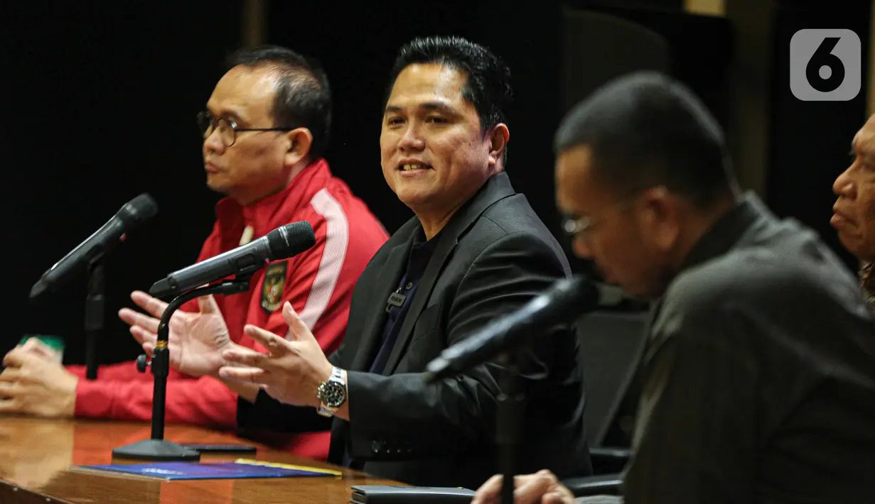 <p>"Untuk kategori 3 itu Rp 600 ribu, kategori 2 itu Rp 1,2 juta, kategori 1 Rp 2,5 juta, dan untuk VIP barat dan timur Rp 4,25 juta. Ini saya rasa hitung-hitungan yang bisa kita lakukan secara maksimal," tambah Erick Thohir. (Liputan6.com/Faizal Fanani)</p>
