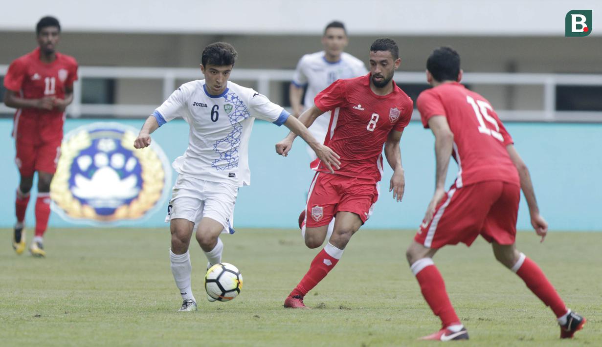 Pemain Uzbekistan, Nurulloev Sukhrob, saat melawan Bahrain pada laga PSSI Anniversary Cup 2018 di Stadion Pakansari, Senin (30/4/2018). Babak pertama  Uzbekistan 1-1 dengan Bahrain.  (Bola.com/M Iqbal Ichsan)