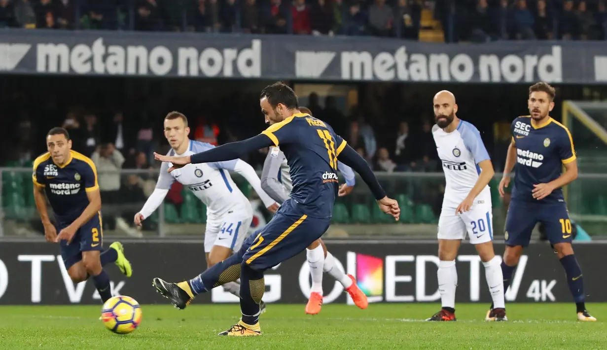 Pemain Hellas Verona, Gianpaolo Pazzini melakukan tendangan penalti ketika menjamu Inter Milan dalam lanjutan pertandingan Liga Serie A Italia di Marc'Antonio Bentegodi, Selasa (31/10). Inter menang 2-1 atas tuan rumah Verona (Filippo Venezia/ANSA via AP)