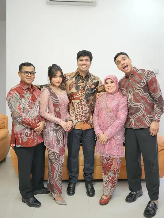 Pria yang akrab disapa Frans ini menjalani momen sakral tersebut dengan didampingi keluarga tercinta. Tak terkecuali Fuji An yang penampilannya dalam balutan kebaya berhasil menarik perhatian. [IG:@fuji_an].