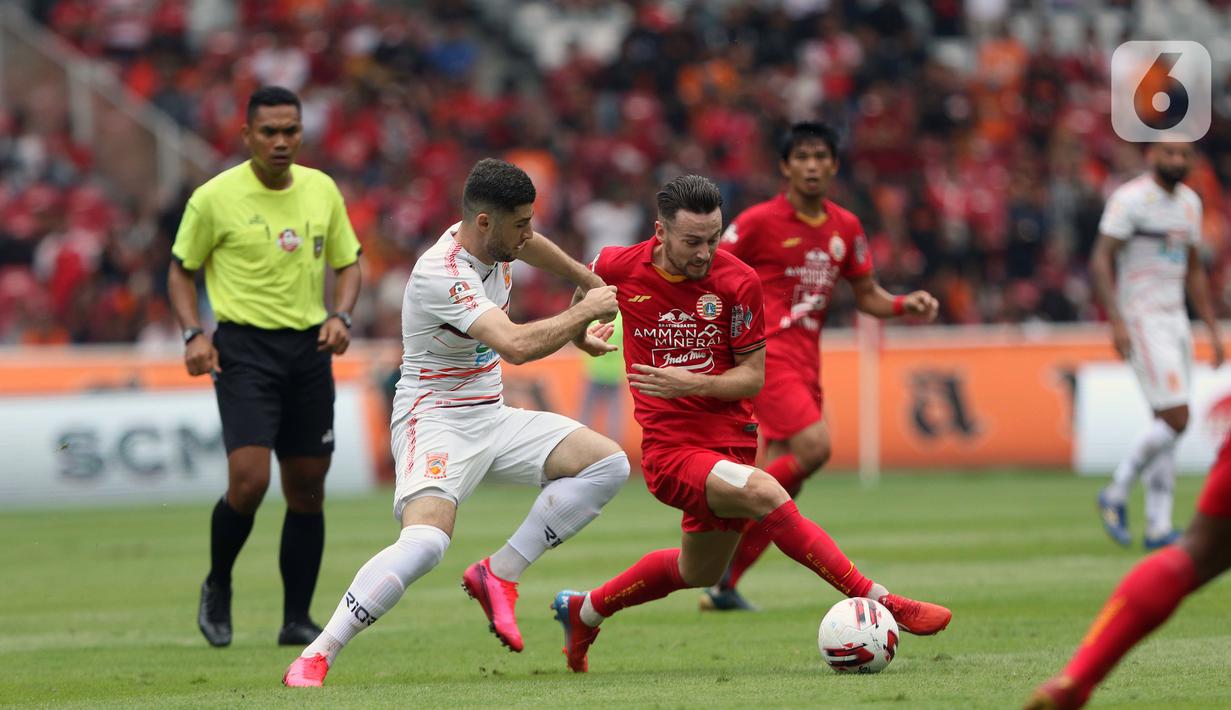 Pemain tengah Persija, Marc Anthony Klok (tengah) berebut bola dengan gelandang Borneo FC, Nuriddin Davronov pada laga pekan pertama Shopee Liga 1 Indonesia 2020 di Stadion Gelora Bung Karno, Jakarta, Minggu (1/3/2020). Persija unggul 3-2. (Liputan6.com/Helmi Fithriansyah)