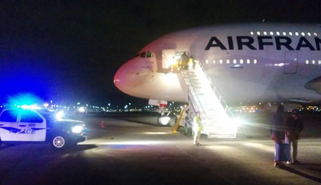 Pesawat Airbus A-380 milik Air France dengan nomor penerbangan 65 mendarat darurat di Salt Lake City, Utah, Selasa (17/11). Dua penerbangan maskapai Air France dari AS menuju Paris mendarat darurat setelah adanya ancaman bom (AFP PHOTO/GEORGE Frey)