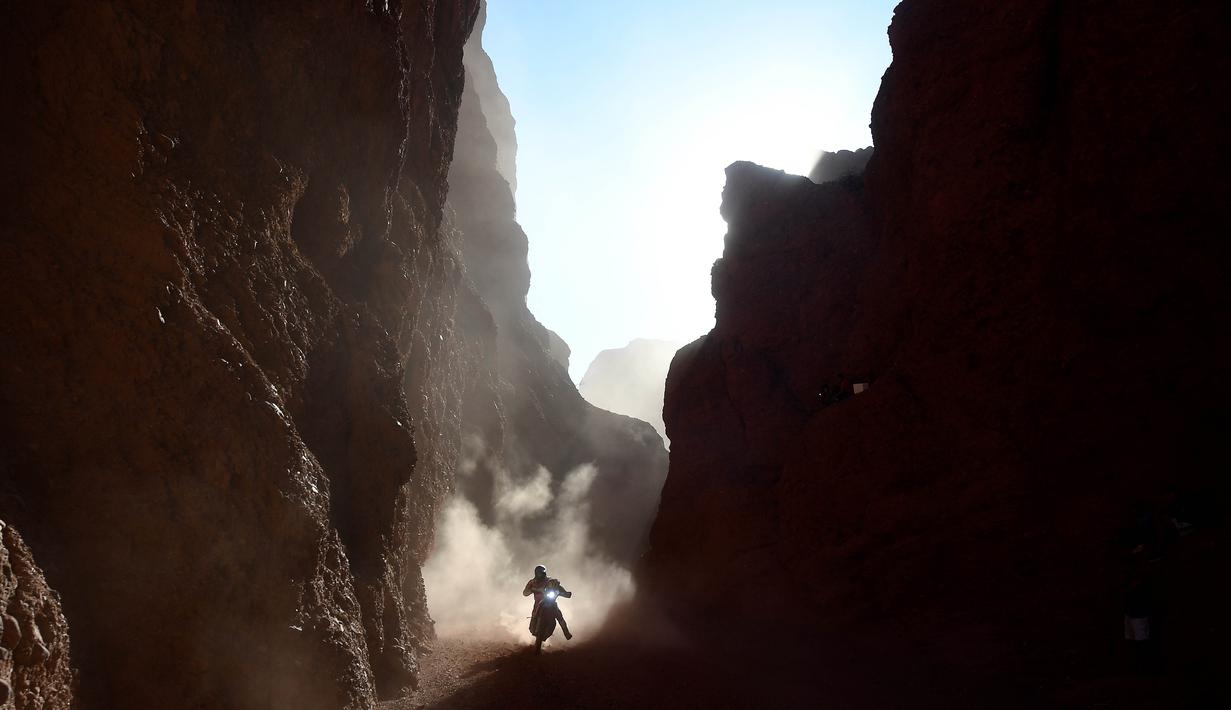 Pebalap asal Spanyol, Joan Barreda Bort melintasi tebing terjal dan jalan berliku pada etape ke-3 Rally Dakar 2017 antara San Miguel de Tucuman dan San Salvador de Jujuy di Argentina (4/1/2017). (AFP/Franck Fife)