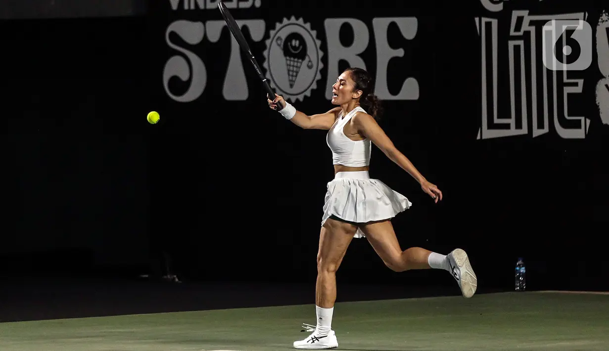 Wulan Guritno memukul bola saat melawan pasangan ganda campuran Dion Wiyoko/Enzy Storia pada pertandingan pembuka Tiba Tiba Tenis di Tennis Indoor Senayan, Jakarta, Sabtu (12/11/2022). Pasangan Dion Wiyoko/Enzy Storia berhasil mengalahkan Gading Marten/Wulan Guritno dua set langsung dengan skor meyakinkan, 6-2 dan 6-3. (Liputan6.com/Johan Tallo)