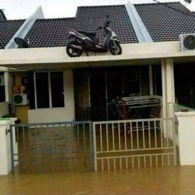 6 Potret Motor Parkir di Ketinggian Ini Nyeleneh, Bikin Mikir Keras