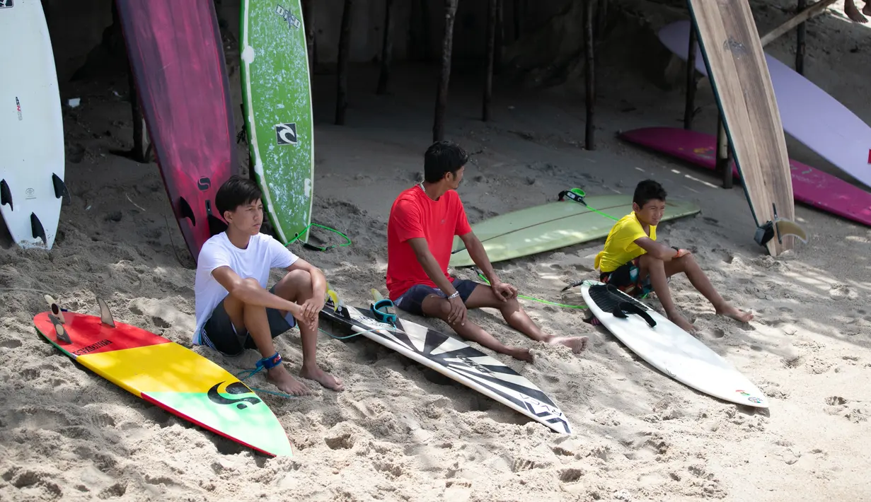 Para peserta menunggu giliran dalam Kontes Selancar Phuket 2020 di Pantai Kalim di Phuket, Thailand (14/9/2020). Acara yang berlangsung selama tiga hari itu merupakan bagian dari kampanye pemerintah Thailand untuk mempromosikan pariwisata dan merangsang perekonomian. (Xinhua/Zhang Keren)