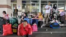 Sebagai informasi, selama masa Angkutan Laut Lebaran 2026 pada 13 hingga 29 Maret, Pelabuhan Tanjung Perak, Surabaya, akan ada 124 kapal tiba dan 123 berangkat dengan rata-rata terdapat sekitar 16 kunjungan setiap harinya. Tampak dalam foto, warga menunggu transportasi setelah turun dari kapal di pelabuhan Perak, Surabaya, Jawa Timur pada Minggu 15 Maret 2026. (JUNI KRISWANTO/AFP)