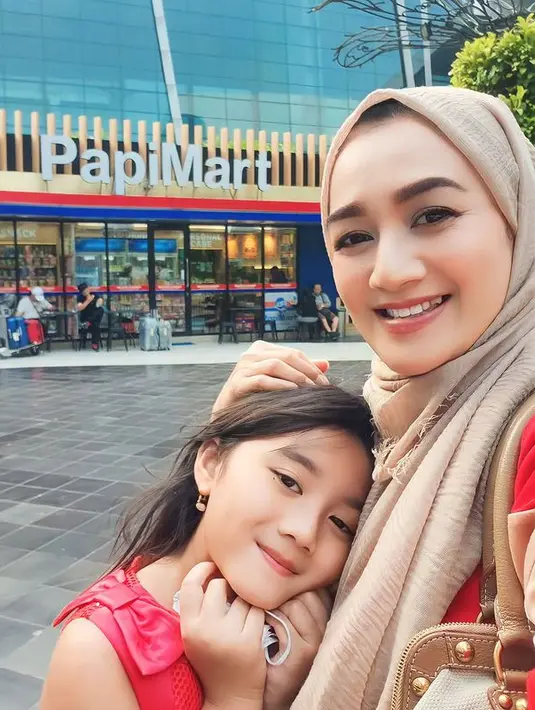 "Assalamualaikum warahmatullahi wabarokatuh.....just want to share our Happy Moment....,"  tulis ninicarlina_real yang menyematkan lokasi di Bandara Soekarno Hatta, Jakarta. [Instagram/ninicarlina_real]