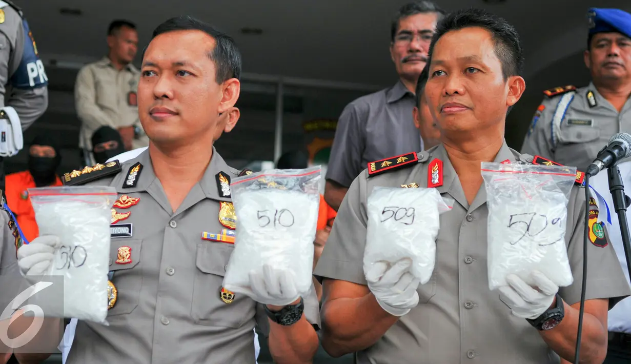 Kapolda Metro Jaya, Irjen Pol Moechgiyarto menunjukan barang bukti sabu saat rilis di Mapolda Metro, Jakarta, Senin (23/5). Polda Metro berhasil ungkap jaringan narkotika dari 5 kelompok berbeda dengan barang bukti 65 kg sabu. (Liputan6.com/Yoppy Renato)