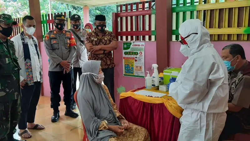Lansia di Perumahan Graha Mustika, Lubang Buaya, Setu, Kabupaten Bekasi, mengikuti vaksinasi Covid-19 usai petugas melakukan jemput bola.