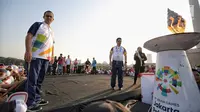 Gubernur DKI Jakarta Anies Baswedan melihat obor Asian Games 2018 di Jakarta, Sabtu (18/8). Anies menjadi pelari pertama yang membawa obor Asian Games 2018 dari Monas. (Liputan6.com/Faizal Fanani)