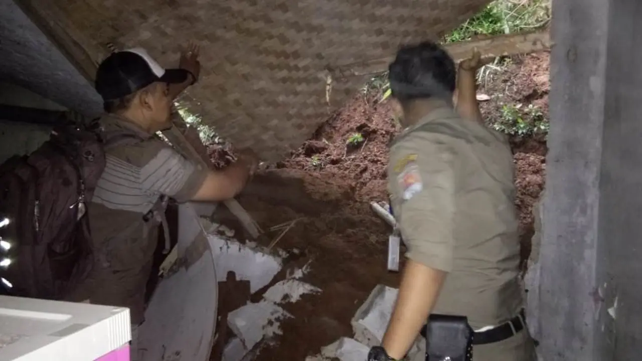 Longsor di Desa Malabar, Wanareja, Cilacap, menyebabkan tembok roboh dan menimpa bayi berusia 6 bulan. (Foto: Liputan6.com/BPBD Cilacap/Muhamad Ridlo)
