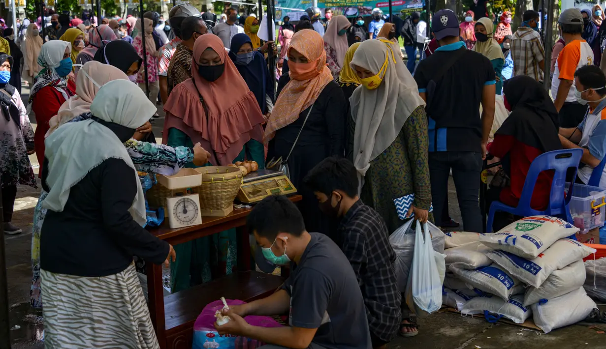 Warga membeli sembako murah di Banda Aceh, Aceh, Kamis (14/5/2020). Di tengah pandemi virus corona COVID-19, hadirnya penjualan sembako murah sangat membantu sebagian warga untuk memenuhi kebutuhan hidup. (CHAIDEER MAHYUDDIN/AFP)