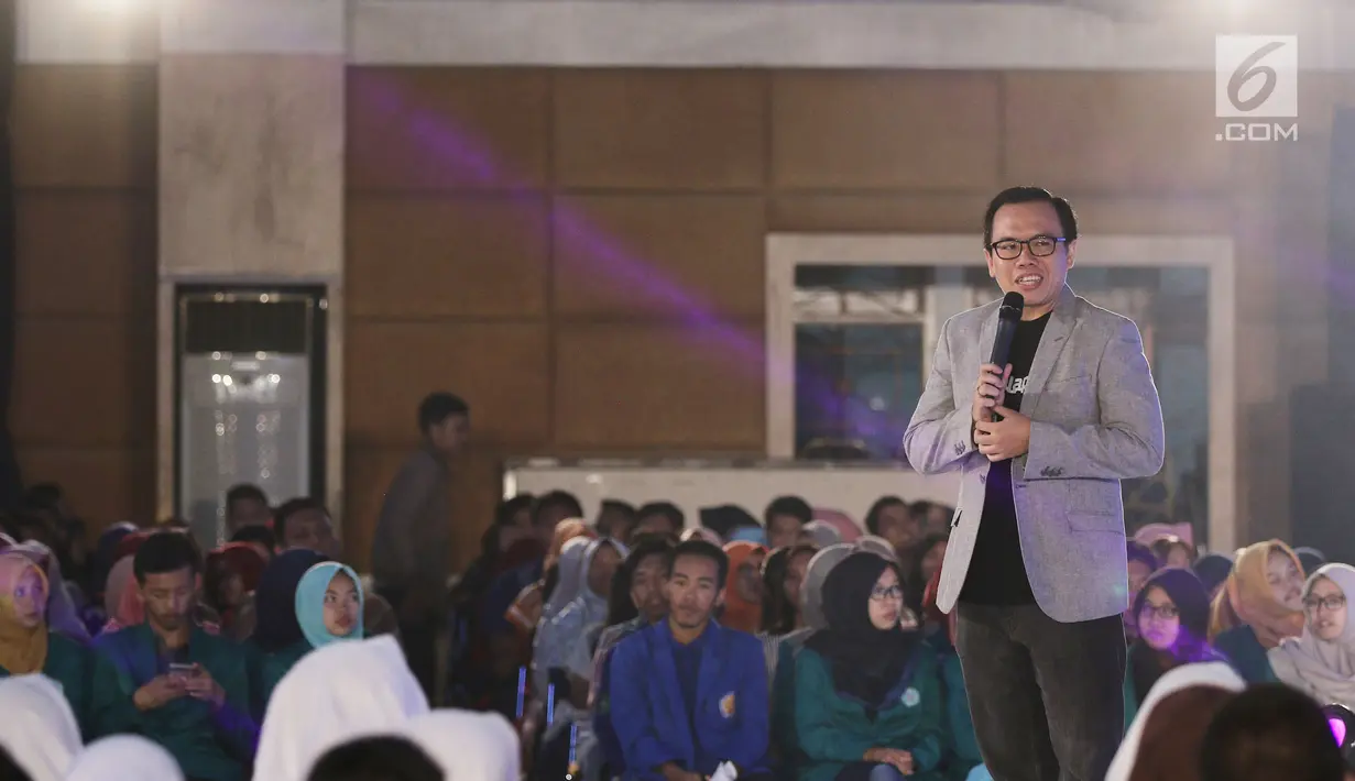 Co-founder dan President Bukalapak, Fajrin Rasyid menjadi pembicara pada Emtek Goes To Campus (EGTC) 2018 di Universitas Negeri Semarang, Kamis (18/7). Bos Bukalapak itu berbagi kisah usaha belanja dan berbisnis online. (Liputan6.com/Herman Zakharia)