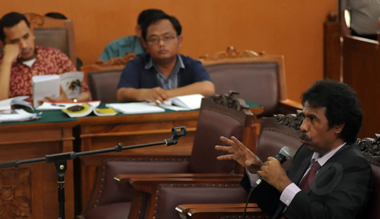 Pakar Hukum Tata Negara, Margarito Kamis memberikan kesaksian pada sidang lanjutan praperadilan status tersangka Komjen Budi Gunawan (BG) di PN Jakarta Selatan, Jakarta, Rabu (11/2/2015). (Liputan6.com/Helmi Fithriansyah)